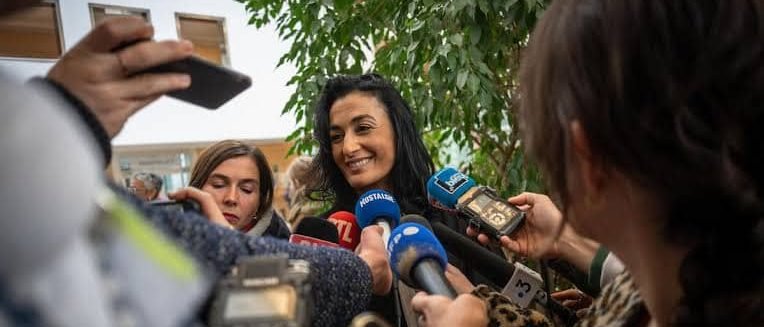 Rechtsanwältin der Kanzlei im Gespräch mit Journalisten nach einer Verhandlung