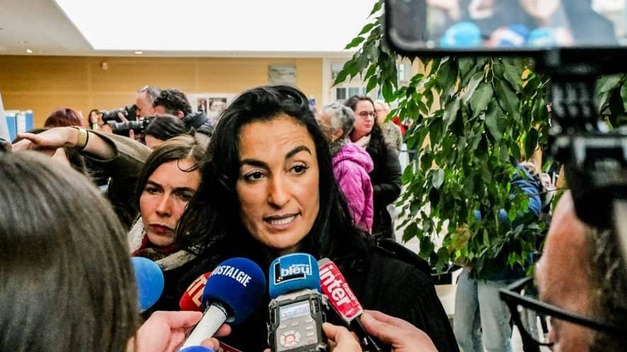 Rechtsanwältin der Kanzlei nach einer Verhandlung im Gespräch mit der Presse